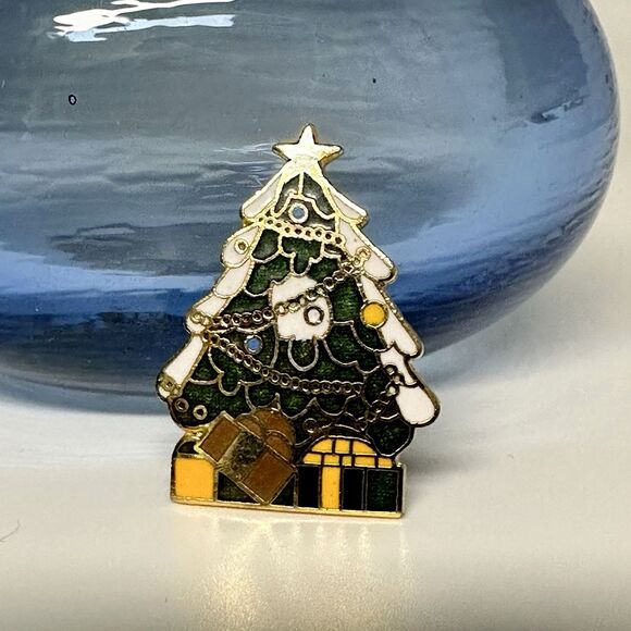 Vintage Cloisonne Christmas Tree Lapel Pin Gold Tone Presents Underneath 1-1/4" - Picture 3 of 8